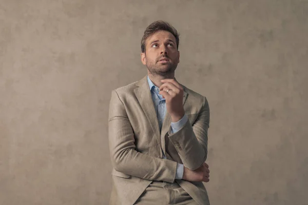 Attractive Businessman Folding His Arms Looking Posing Style Wallpaper — Stockfoto