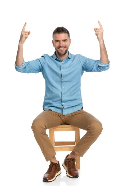 Seated Casual Guy White Background Beard Grizzled Hair Smiling Holding — Stockfoto