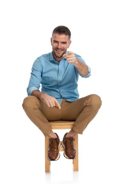 Ξυρισμένος Καθιστός Άνδρας Denim Πουκάμισο Chino Παντελόνι Και Sneakers Κάθονται — Φωτογραφία Αρχείου
