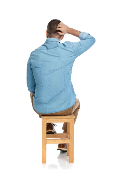 头戴粗斜纹棉布衬衫 头戴粗斜纹棉布衬衫 坐在白色背景的木制椅子上思考解决难题的方法 — 图库照片