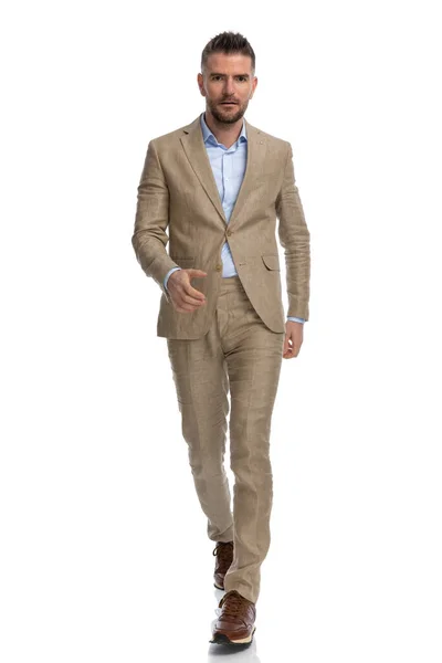 Full Body Picture Sexy Guy Undone Shirt Beige Suit Walking — Φωτογραφία Αρχείου