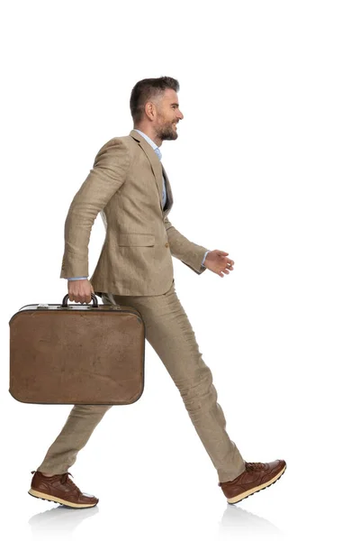 Vista Lateral Homem Negócios Feliz Com Bagagem Sorrindo Caminhando Indo — Fotografia de Stock