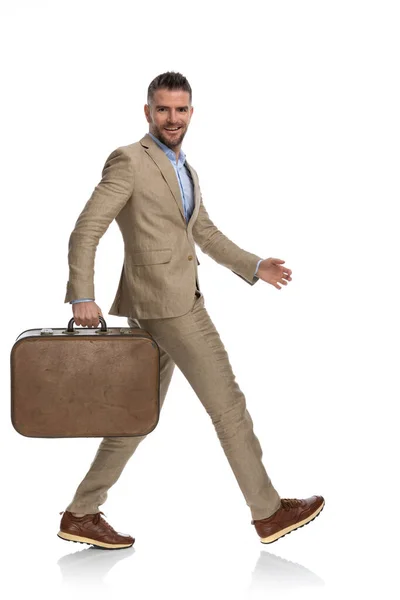 Ευτυχισμένος Γενειοφόρος Άνδρας Στα Του Αποσκευές Εγκαταλείψει Δουλειά Και Πηγαίνει — Φωτογραφία Αρχείου