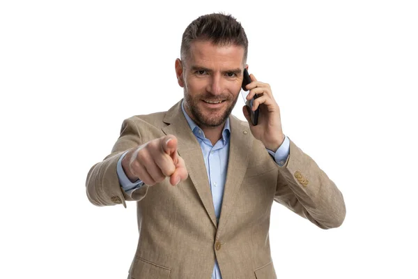 Happy Middle Aged Guy Having Discussion Phone Showing Pointed Finger — Zdjęcie stockowe