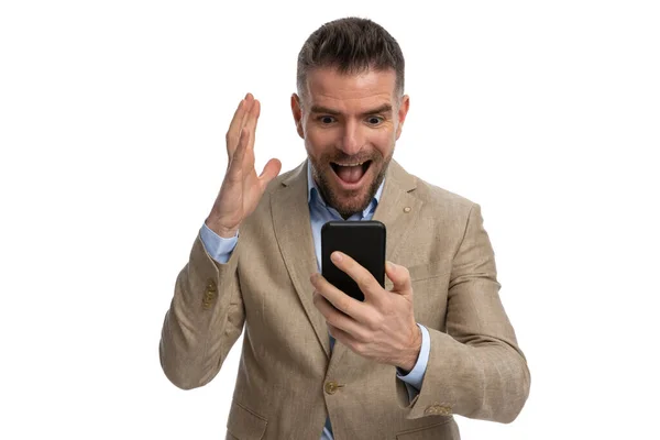 Empresário Surpreso Terno Bege Com Mão Para Cima Ler Mensagens — Fotografia de Stock