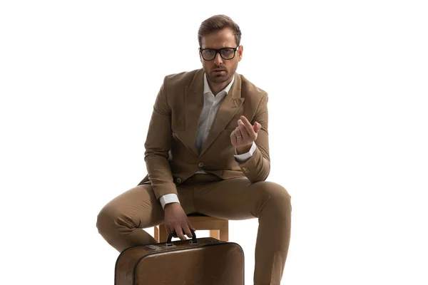 Sexy Fashion Model Attitude Sitting Chair Holding His Luggage Fashion — Stock Photo, Image