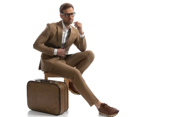 Empresário Legal Olhando Para Longe Fechando Seu Casaco Sentado Uma — Fotografia de Stock