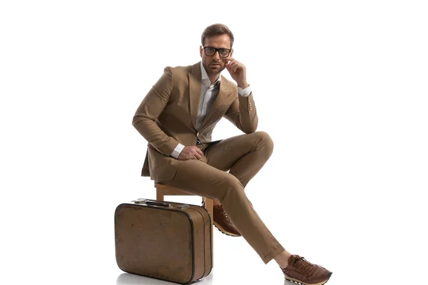 Homem Negócios Atraente Está Posando Com Atitude Uma Cadeira Inclinando — Fotografia de Stock