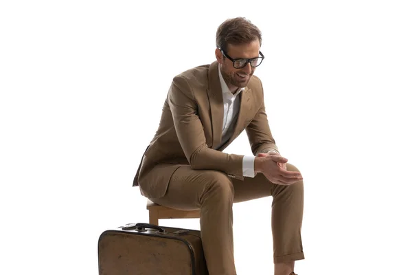 Sentado Empresário Feliz Olhando Para Palmas Das Mãos Vestindo Óculos — Fotografia de Stock