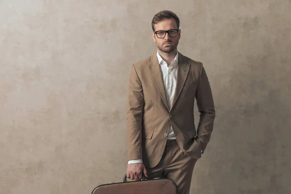 Havalı Yakışıklı Adamı Elini Cebine Atar Bavulunu Moda Pozuna Sokar — Stok fotoğraf