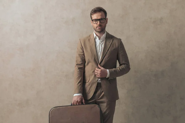 Atractivo Hombre Negocios Cerrando Chaqueta Mientras Sostiene Equipaje Lleva Gafas — Foto de Stock