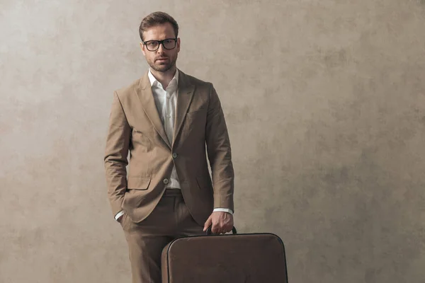 Atractivo Hombre Negocios Posando Con Una Mano Bolsillo Sosteniendo Equipaje —  Fotos de Stock