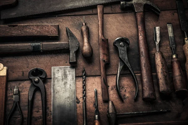 木制工作台 方块等生锈的旧木工工具的缩影 — 图库照片