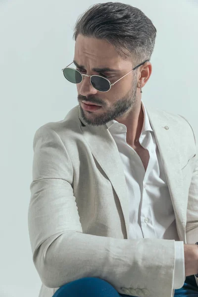 Cool Unshaved Businessman Retro Sunglasses Holding Elbow Knee Fashion Manner — Stock Photo, Image