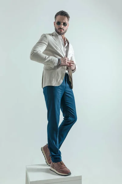 Full Body Picture Handsome Businessman Unties Shirt Buttoning Jacket Posing — Fotografia de Stock
