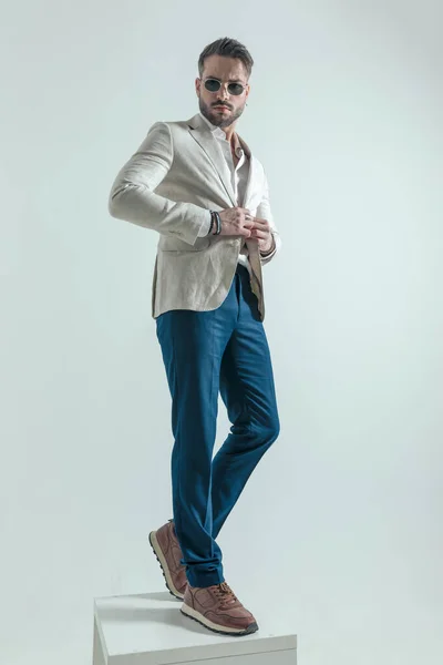 Imagen Cuerpo Completo Hombre Negocios Guapo Con Unties Camisa Abotonamiento —  Fotos de Stock