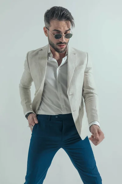 Sexy Chico Con Desatado Camisa Gafas Sol Mano Bolsillo Mirando —  Fotos de Stock