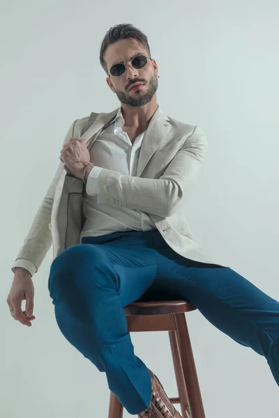 Cool Bearded Businessman Untied Shirt Pulling Jacket While Confidently Posing — ストック写真