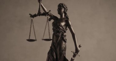 Gözleri bağlı hukuk tanrıçası dengeyi tutuyor ve kılıç sağ, adalet ve gücü temsil ediyor, kahverengi arka planda dönüyor.