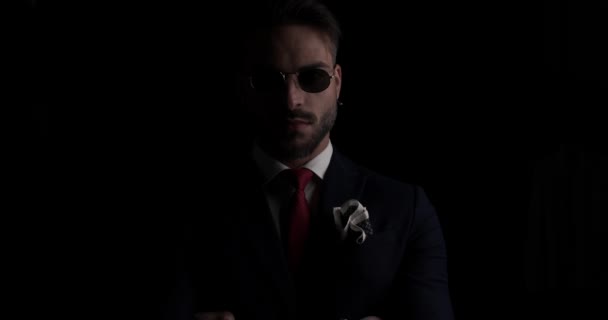 Uomo Sicuro Abito Elegante Con Fazzoletto Occhiali Guardando Entrambi Lati — Video Stock