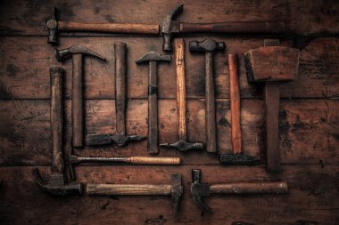 Marangozluk, kayalar, araba endüstrisi ve el işi ve onarım kavramını gösteren ayakkabı imalat atölyesi için dizilmiş çekiçlerin düz tablosu 