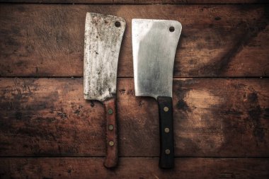 Ahşap masanın üstünde eski moda et satırları.