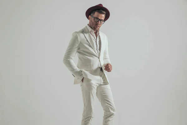 Confident Elegant Man White Suit Wearing Hat Glasses Holding Hand — Stockfoto