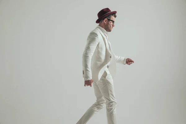 Handsome Man White Suit Hat Looking Walking Side Front Grey — Photo