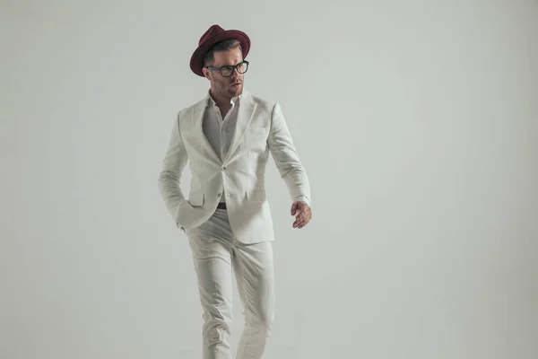 Sexy Cool Fashion Man Hat Holding Hand Pocket Walking Grey — Stockfoto