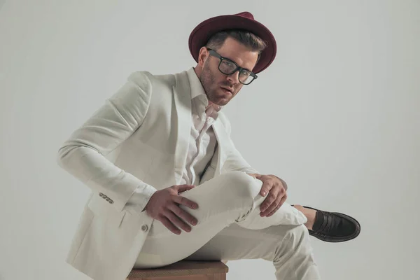 Side View Confident Seated Man White Suit Holding Arms Fashion — Foto de Stock