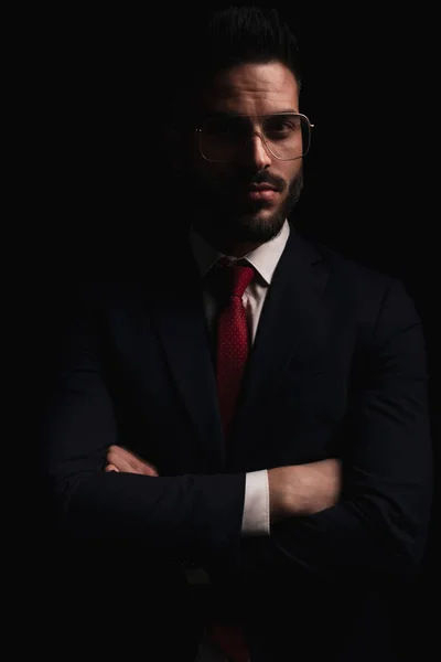 Portrait Attractive Young Businessman Suit Folding Arms Being Confident Black — Foto Stock