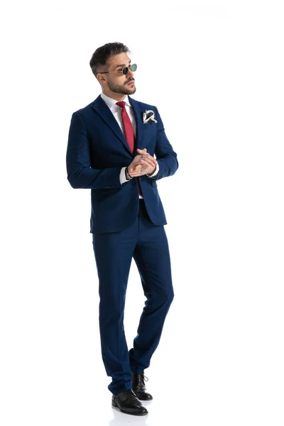Schöner Unrasierter Mann Anzug Hält Die Hände Zusammen Und Schaut — Stockfoto