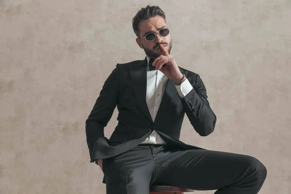 Sexy Moda Homem Preto Smoking Segurando Dedo Para Boca Fazer — Fotografia de Stock