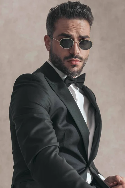 Ritratto Dello Sposo Barbuto Smoking Nero Con Occhiali Sole Posa — Foto Stock