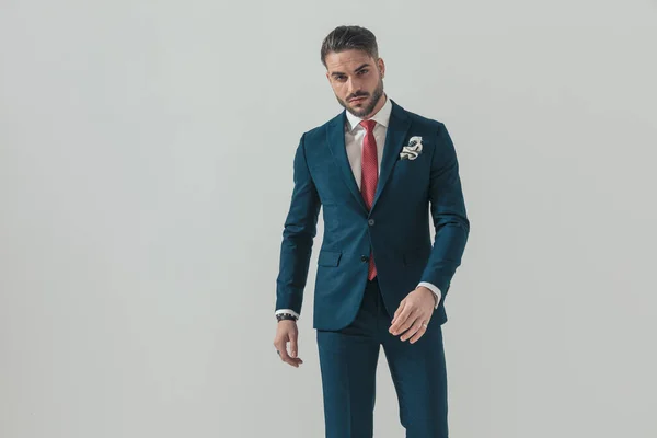 Porträt Eines Sexy Jungen Geschäftsmannes Eleganten Anzug Mit Roter Krawatte — Stockfoto
