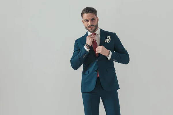 Retrato Hombre Con Estilo Feliz Traje Ajustando Corbata Roja Sonriendo — Foto de Stock