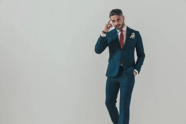 Inteligente Joven Hombre Negocios Traje Elegante Con Mano Bolsillo Señalando —  Fotos de Stock