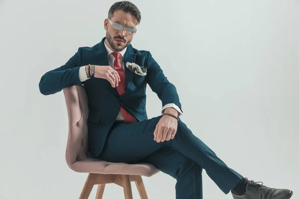 Fiducioso Ragazzo Elegante Con Occhiali Sole Tuta Tenendo Gomito Sulla — Foto Stock