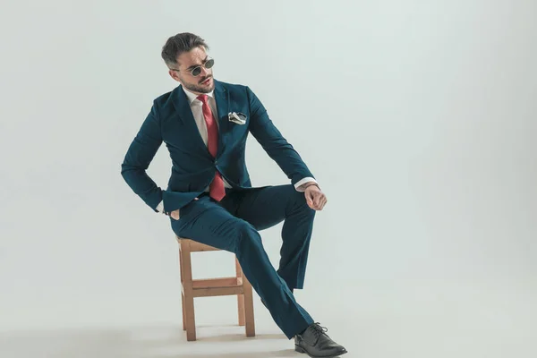 Helkroppsbild Mode Elegant Man Kostym Med Handen Fickan Tittar Bort — Stockfoto