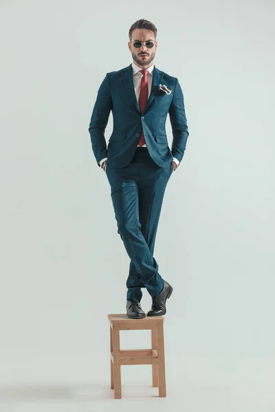 Sério Elegante Homem Negócios Com Mãos Nos Bolsos Posando Enquanto — Fotografia de Stock