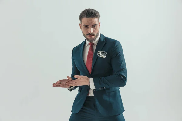 Przystojny Biznesmen Eleganckim Garniturze Czerwonym Krawatem Chusteczką Dotykając Pocierając Ręce — Zdjęcie stockowe