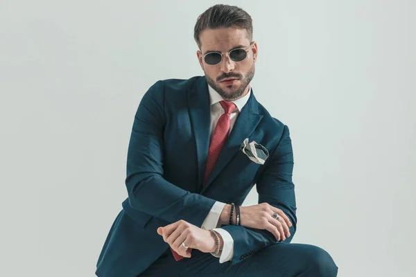 Elegante Jongeman Pak Met Arm Knie Poserend Een Modemanier Met — Stockfoto