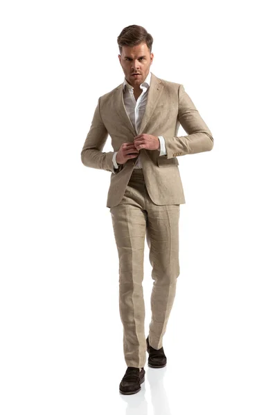 Homme Affaires Confiant Marche Ajustement Boutonnage Costume Face Fond Blanc — Photo