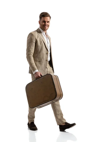 Szczęśliwy Biznesmen Garniturze Uśmiechnięty Trzymając Bagaż Biorąc Kilka Dni Wolnego — Zdjęcie stockowe