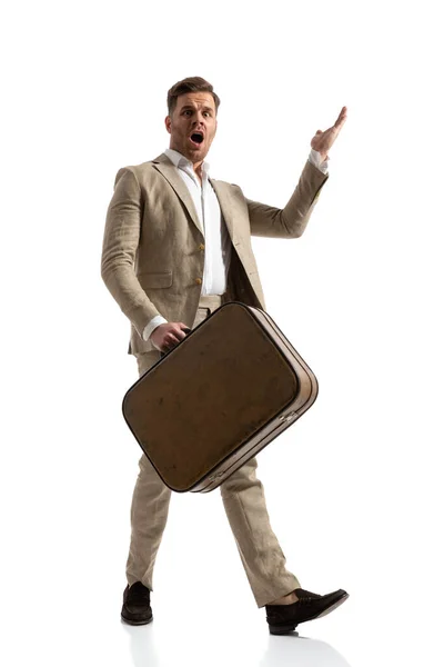 Aufgebrachter Geschäftsmann Mit Gepäck Der Sich Über Seine Flugverspätung Aufregt — Stockfoto
