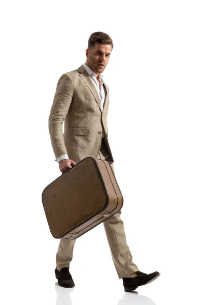 Seitenansicht Eines Attraktiven Mannes Mit Gepäck Der Die Stadt Verlässt — Stockfoto