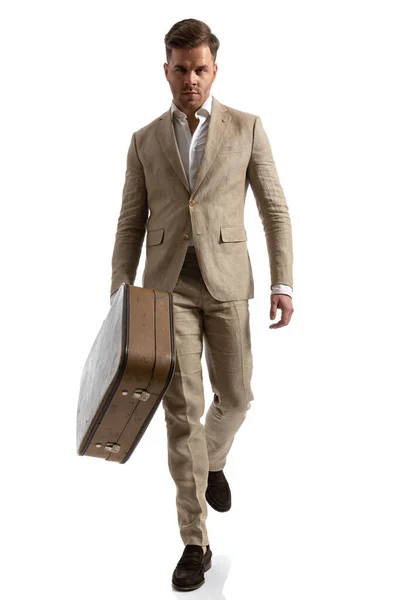 Homem Negócios Bonito Terno Com Bagagem Tirando Alguns Dias Folga — Fotografia de Stock
