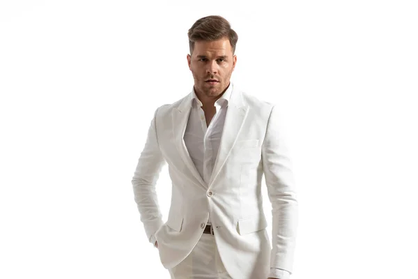 Portrait Homme Affaires Confiant Avec Chemise Col Ouvert Costume Blanc — Photo