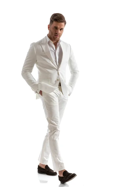 Beyaz Takım Elbiseli Yakışıklı Adam Ele Tutuşuyor Beyaz Arka Planda — Stok fotoğraf