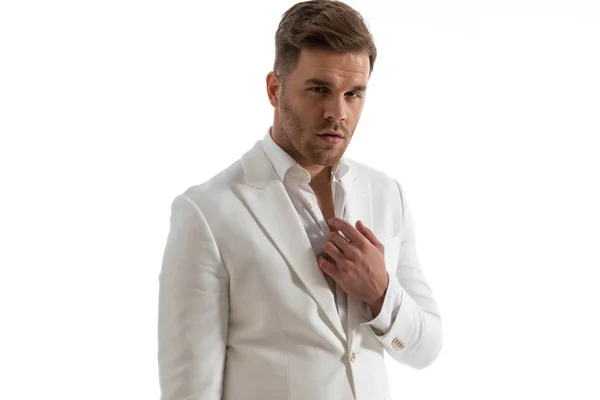 Portret Seksownego Biznesmena Białym Garniturze Koszuli Otwartym Kołnierzem Wskazującym Palcem — Zdjęcie stockowe